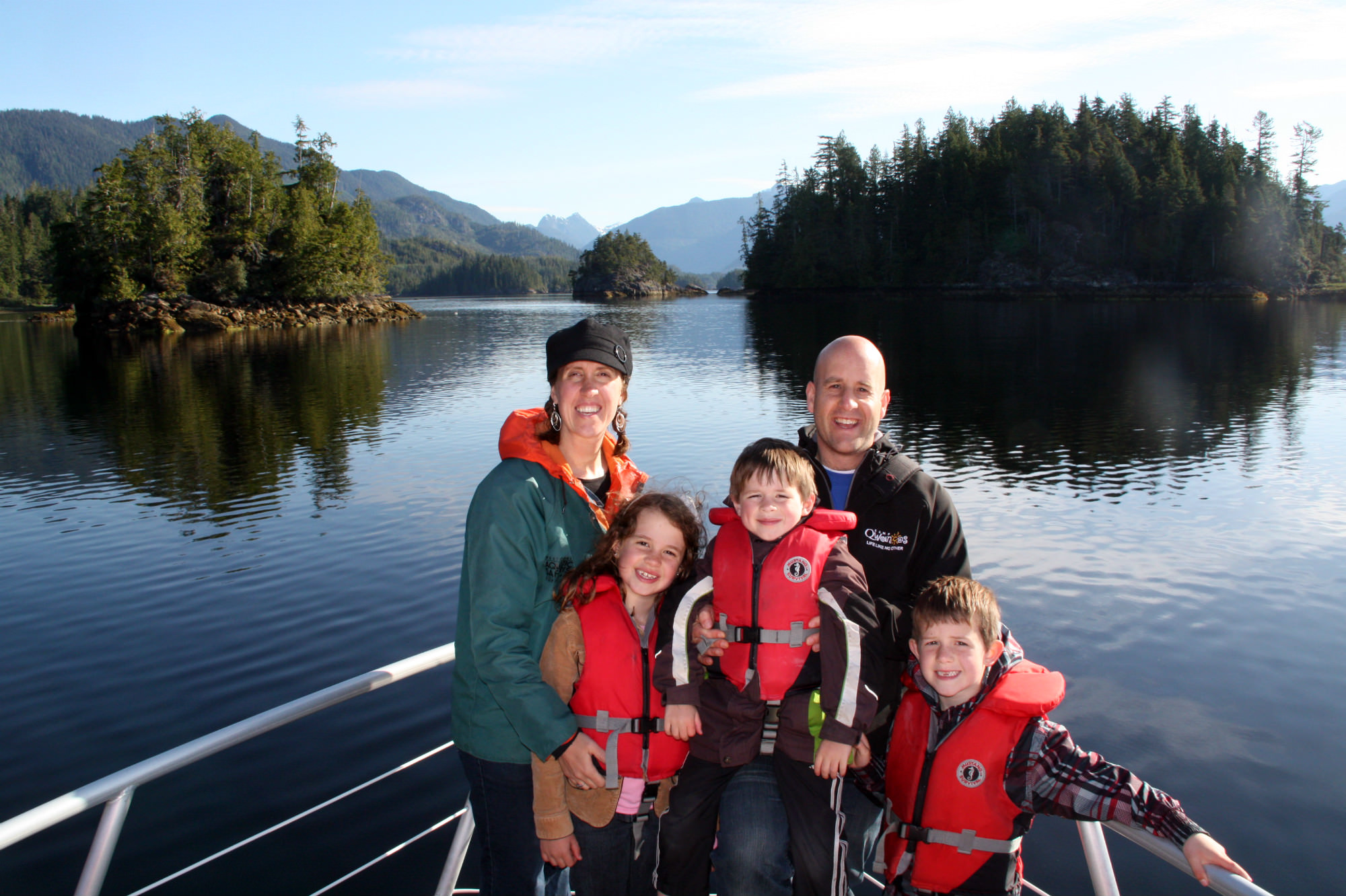 Bear Watching, Tofino, Tofino Bear Watching, West Coast Aquatic Safaris, Wildlife Tours Tofino, Vancouver Island, Traveling Islanders, Vancouver Island bear tours