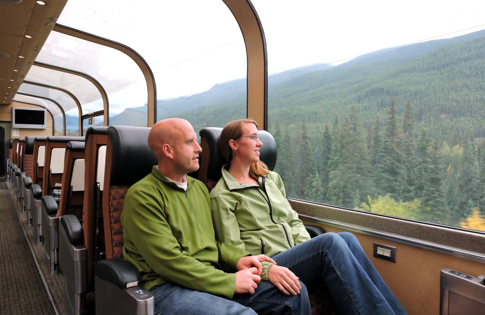 VIA Rail Dining, VIA Rail, Sleeper Train, Canadian sleeper train, Rocky Mountaineer, VIA Rail, Beds on VIA Rail, Jasper train, Canadian Rockies Train, What's it like to sleep on a train, sleeping on a train, beds on a train, VIA rail beds, 