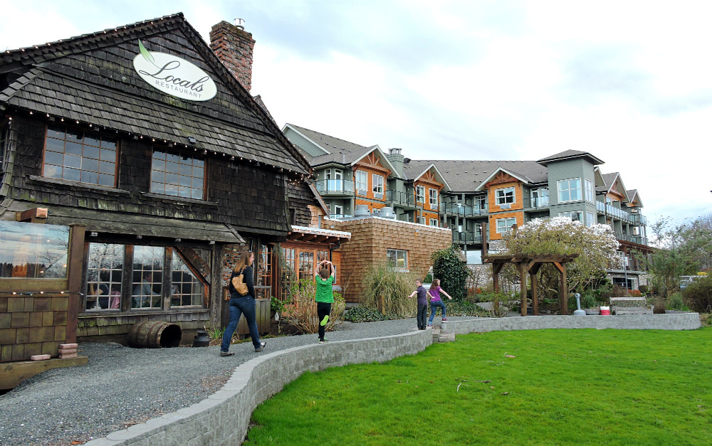 Locals restaurant, Comox Valley Family restaurant, Fine dining in Courtenay, Old House Village Hotel