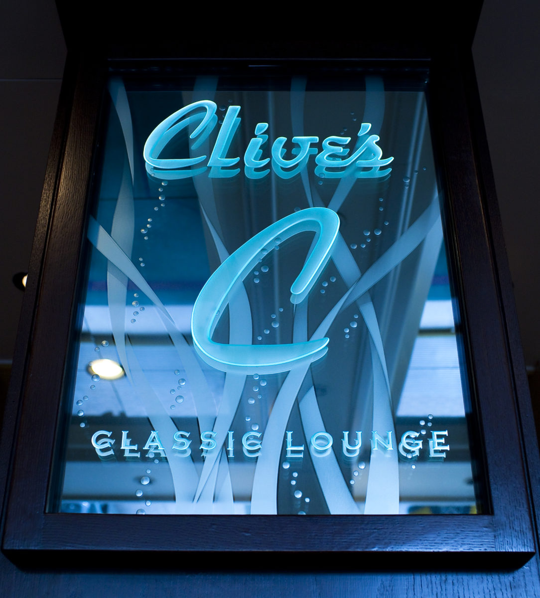 Clives Classic Lounge, Chateau Victoria